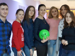 Студентов Камышинского технологического института поощрили за хорошую учебу отдыхом в боулинг-клубе