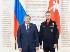 Андрей Бочаров вручил государственную награду спасателю из Камышина  Дмитрию Федосееву 