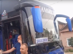 В камышинском паблике рассказали, как затянулась отправка первых групп мобилизованных с пункта в спортшколе №1 в Камышине (ВИДЕО)