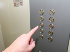 В Камышине пенсионеры два месяца отрезаны от мира без лифта, а чиновники делают вид, что ничего не знают о волоките 