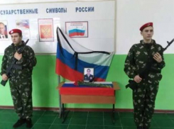 Старшеклассники сельской школы в Нехаевском районе, где учился погибший герой спецоперации, заступили в почетный караул...
