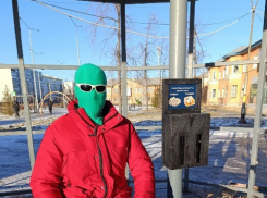 В Камышине в соцсетях сообщают о гражданском активисте в маске, установившем первую городскую спецурну для окурков