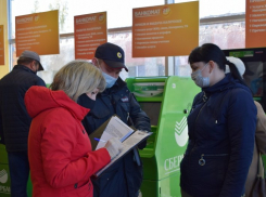 В Камышине чиновники и полицейские нагрянули в банки проверять, все ли посетители надели перчатки и маски