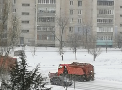 Метель заставила поработать дорожников камышинского «Благоустройства» в ночную смену