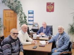 Зачем три члена военно-исторического общества позировали на камеру в кабинете камышинского спикера Владимира Пономарева