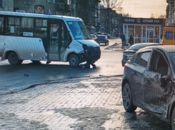 Как муниципальный автобус в центре Камышина въехал в иномарку?