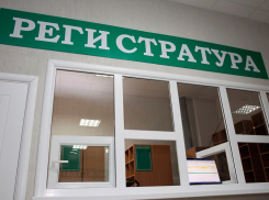 В поликлинике, обслуживающей пол-Камышина, осталось два терапевта: запись на две недели вперед