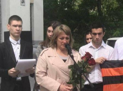В Камышине на здании колледжа открыли мемориальные доски героям СВО Сергею Фоменко, Никите Алексееву, Андрею Мочешникову