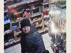В Камышине полиция разыскивает вора, «засветившегося» в сетевиках «Магнит» и «Пятерочка»