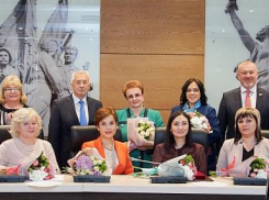 Награжденными представительницами камышинского женсовета стали две чиновницы и директор «детского дома»