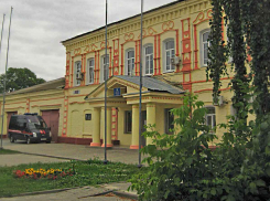 Камышинская городская прокуратура направила в суд уголовное дело в отношении женщины, ударившей ножом полицейского