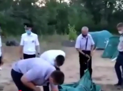 Палаточный лагерь активистов в Волго-Ахтубинской пойме разгоняют полицейские (ВИДЕО)