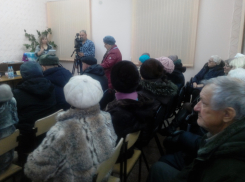 В Камышине с плохим напором воды в домах на площади Радищева здешний депутат пообещал бороться... самописцем