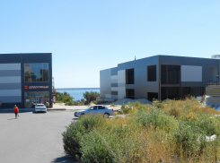 В Камышине на бывшем пустыре за перекрестком улиц Ленина и Некрасова продолжают расти этажи современных магазинов