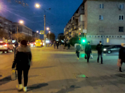 В Камышине полицейские задержали 27-летнюю хулиганку, бросившую кирпич в лобовое стекло такси