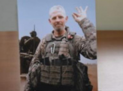 В Камышинском районе семья погибшего рядового, штурмовика Александра Котенко со скорбью и гордостью приняла его медаль «За отвагу»