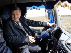 По какому случаю губернатор Андрей Бочаров сел за руль фуры дальнобойщика (ВИДЕО)