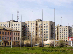 Следователи Камышина выясняют обстоятельства, при которых 35-летний мужчина покончил жизнь самоубийством прямо на улице Ленина