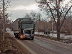 Пока глава Камышина рассматривает провалы на весенних дорогах, фуры каждый день разбивают последние сносные участки, - камышанка
