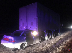 На московской трассе водитель отечественной легковушки влетел под КАМАЗ