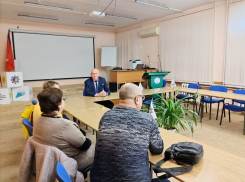 Пока 24 депутата Камышинской городской думы отстранены от избирателей, спикеру приходится наращивать усилия по встречам с народом