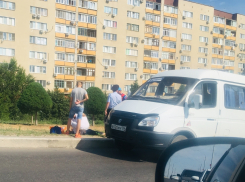 В Камышине медикам «скорой» пришлось оказывать помощь пассажиру маршрутки прямо на траве