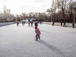 Несмотря на дневные оттепели, юные камышане по утреннему морозцу приходят на каток в городской парк