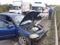 На трассе между Камышином и Волгоградом девушка-водитель на иномарке врезалась в отбойник