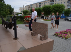 Пресс-служба администрации Камышина распространила фото главы города, возлагающего в одиночестве цветы к мемориалу Героя России 