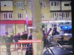 Четверых молодых израненных нетрезвых жертв ночного ДТП в Камышине увезли в больницу с места удара в столб сегодня, 11 мая (ВИДЕО)