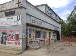 Зачем облеплять магазины в Камышине старыми, выцветшими рекламными баннерами? - камышанка