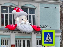 «Отрубленная» голова Деда Мороза посреди города больше пугает детей, чем развлекает, - камышанка