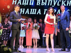 Замглавы Камышина Дмитрий Резвов поднялся на сцену к «умникам и умницам» КТИ