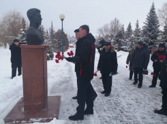 В Камышине высокопоставленные чиновники пришли с цветами к бюсту Героя Советского Союза - камышанина