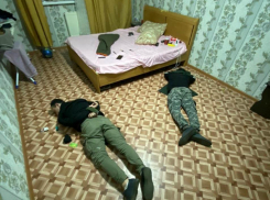 Оперативники положили «лицом в пол» сбытчиков наркотиков