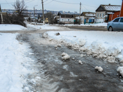 Обледеневший спуск по улице Гагарина в Камышине горожане называют убийственным 