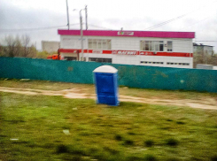 В Камышине все продавцы вернулись на перевернувшийся рынок и получили «в подарок» досрочно биотуалет