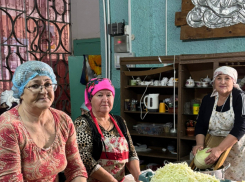 Активистки-певуньи из Камышинского района насолили капусты бойцам на фронт