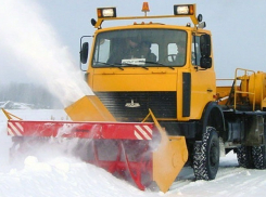 На заснеженной федеральной трассе в Камышинском районе опрокинулся грузовик и застопорил движение