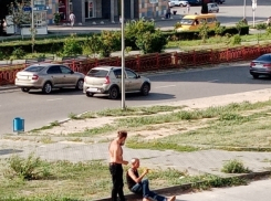 В Камышине аборигены подшофе «ухаживают» за женщинами  прямо с асфальта
