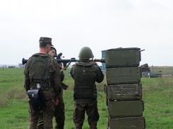 В Волгоградской области мобилизованные из запаса мотострелки поражают учебные цели из автоматов и гранатометов