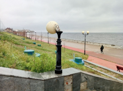 В Камышине «свесили головы» снесенные нарушителями плафоны фонарей на центральной набережной