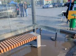 В Камышине «умная остановка» после дождя «утонула»