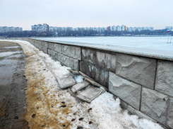 В Камышине по весне продолжает терять фрагменты облицовки парапет центральной набережной: вид не из живописных