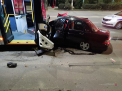 В Волгограде в жутком ДТП сегодня, 5 ноября, разбились парень с девушкой: последние секунды их жизни сняли камеры (ВИДЕО)