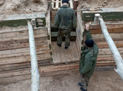 Военнослужащие 33-го мотострелкового полка из Камышина показали, как после переброски из Херсона построили себе «домик» с печкой (ВИДЕО)