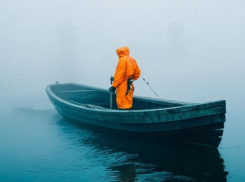Водолазы ищут выпавшего из лодки рыбака на Левобережье в Волгоградской области