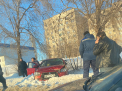 В Камышине на дамбе третьего городка в ДТП легковушка перелетела через сугроб на обочине на тротуар