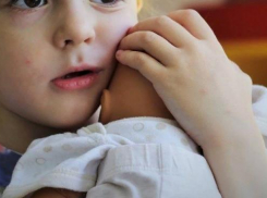 Администрация Камышина пробует избавить двух братьев и их сестренку от сиротства