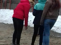 Камышане выкладывают в соцсетях снимки девочек-школьниц с сигаретами и зовут на помощь пап и мам